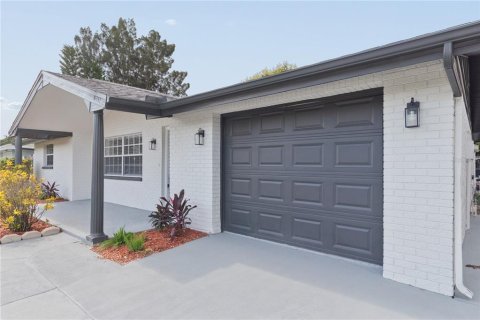 House in Port Richey, Florida 4 bedrooms, 134.8 sq.m. № 2418986 - photo 7