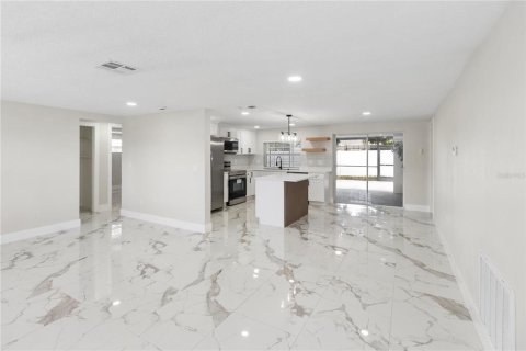 House in Port Richey, Florida 4 bedrooms, 134.8 sq.m. № 2418986 - photo 11