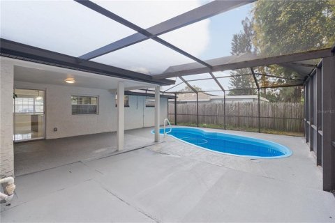 House in Port Richey, Florida 4 bedrooms, 134.8 sq.m. № 2418986 - photo 27