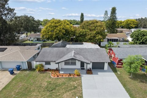 House in Port Richey, Florida 4 bedrooms, 134.8 sq.m. № 2418986 - photo 4