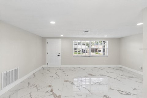 House in Port Richey, Florida 4 bedrooms, 134.8 sq.m. № 2418986 - photo 8