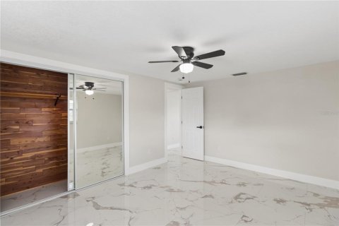 House in Port Richey, Florida 4 bedrooms, 134.8 sq.m. № 2418986 - photo 17
