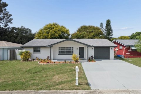 House in Port Richey, Florida 4 bedrooms, 134.8 sq.m. № 2418986 - photo 2