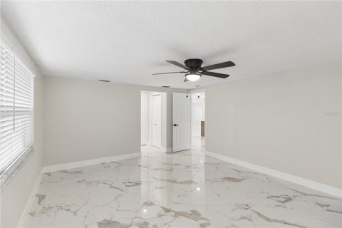 House in Port Richey, Florida 4 bedrooms, 134.8 sq.m. № 2418986 - photo 9
