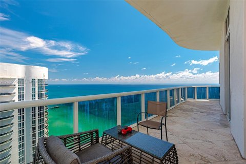 Condominio en venta en Sunny Isles Beach, Florida, 3 dormitorios, 183.85 m2 № 2066446 - foto 2