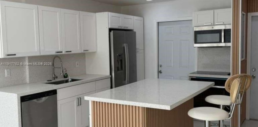 Кондоминиум с 2 спальнями в Майами, Флорида № 2017079