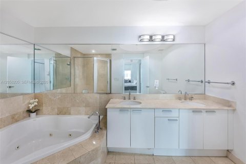 Copropriété à vendre à Aventura, Floride: 2 chambres, 133.04 m2 № 2269345 - photo 12