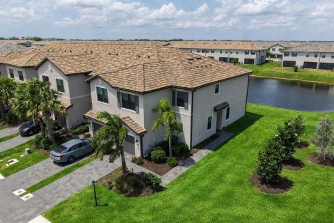 Townhouse in Lakewood Ranch, Florida 3 bedrooms, 175.31 sq.m. № 2123074 - photo 3
