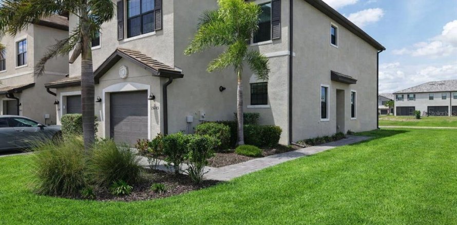 Townhouse in Lakewood Ranch, Florida 3 bedrooms, 175.31 sq.m. № 2123074