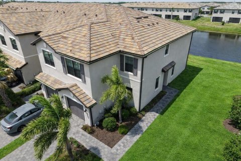 Townhouse in Lakewood Ranch, Florida 3 bedrooms, 175.31 sq.m. № 2123074 - photo 2