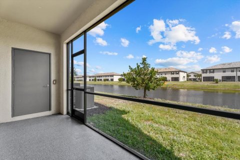 Townhouse in Lakewood Ranch, Florida 3 bedrooms, 175.31 sq.m. № 2123074 - photo 13