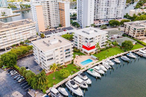 Copropriété à vendre à Hallandale Beach, Floride: 2 chambres, 100.33 m2 № 1979772 - photo 3