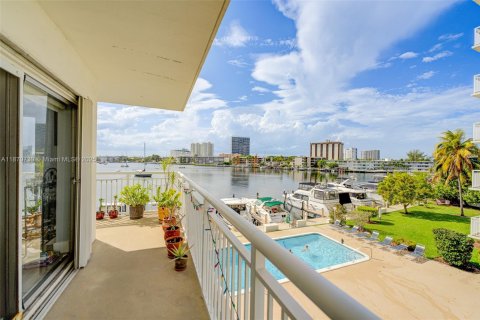 Copropriété à vendre à Hallandale Beach, Floride: 2 chambres, 100.33 m2 № 1979772 - photo 21