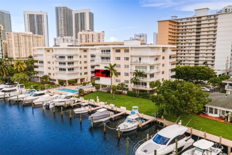 Copropriété à vendre à Hallandale Beach, Floride: 2 chambres, 100.33 m2 № 1979772 - photo 4