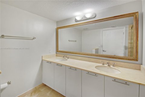 Condo in Miami, Florida, 2 bedrooms  № 1886618 - photo 24