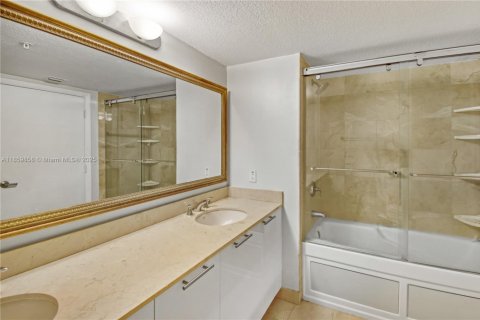Condo in Miami, Florida, 2 bedrooms  № 1886618 - photo 23