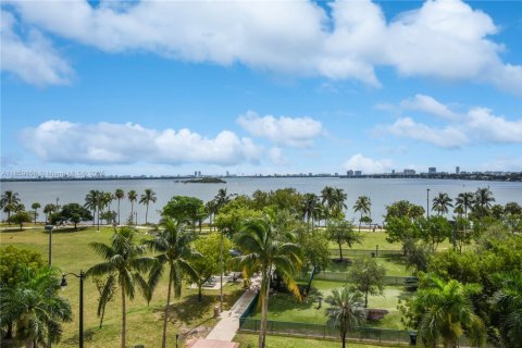 Condo in Miami, Florida, 2 bedrooms  № 1886618 - photo 1
