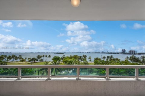 Condo in Miami, Florida, 2 bedrooms  № 1886618 - photo 26