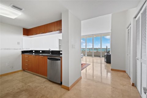 Condo in Miami, Florida, 2 bedrooms  № 1886618 - photo 14