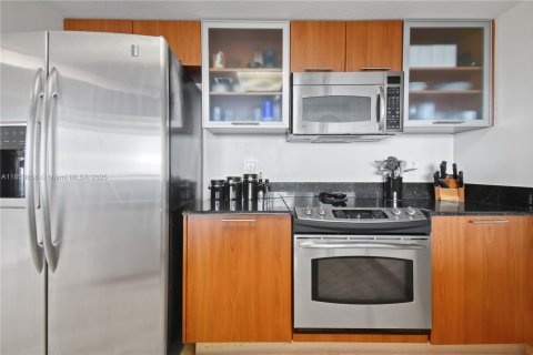 Condo in Miami, Florida, 2 bedrooms  № 1886618 - photo 12