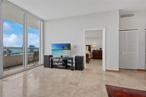Condo in Miami, Florida, 2 bedrooms  № 1886618 - photo 5