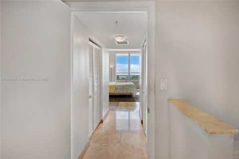 Condo in Miami, Florida, 2 bedrooms  № 1886618 - photo 25