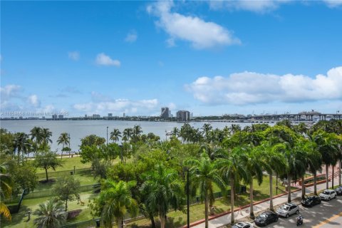 Condo in Miami, Florida, 2 bedrooms  № 1886618 - photo 27