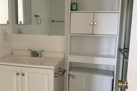Condo in Boca Raton, Florida, 1 bedroom  № 1938912 - photo 11