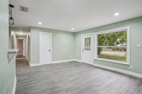 House in Winter Springs, Florida 4 bedrooms, 149.02 sq.m. № 1899740 - photo 17