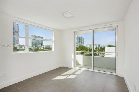 Condo in Miami Beach, Florida, 2 bedrooms  № 2052995 - photo 27