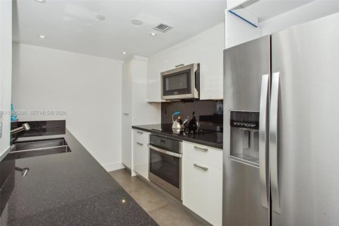 Condo in Miami Beach, Florida, 2 bedrooms  № 2052995 - photo 16