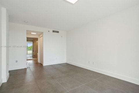 Condo in Miami Beach, Florida, 2 bedrooms  № 2052995 - photo 23