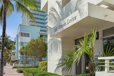 Condo in Miami Beach, Florida, 2 bedrooms  № 2052995 - photo 2