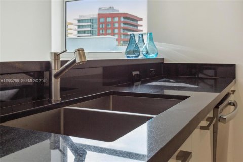Condo in Miami Beach, Florida, 2 bedrooms  № 2052995 - photo 19