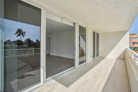 Condo in Miami Beach, Florida, 2 bedrooms  № 2052995 - photo 11