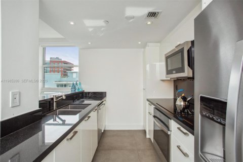 Condo in Miami Beach, Florida, 2 bedrooms  № 2052995 - photo 15