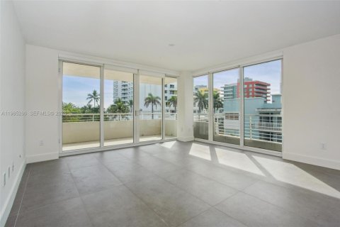 Condo in Miami Beach, Florida, 2 bedrooms  № 2052995 - photo 4