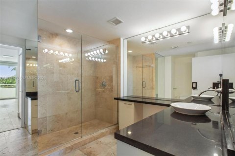Condo in Miami Beach, Florida, 2 bedrooms  № 2052995 - photo 25
