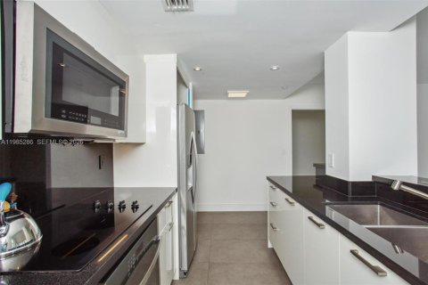 Condo in Miami Beach, Florida, 2 bedrooms  № 2052995 - photo 17