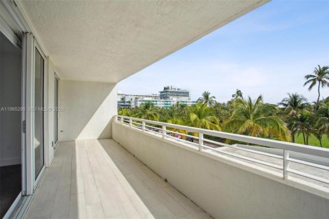 Condo in Miami Beach, Florida, 2 bedrooms  № 2052995 - photo 7