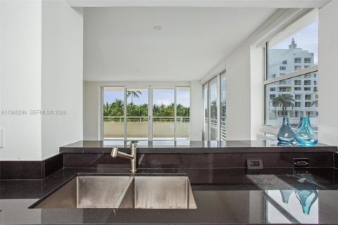 Condo in Miami Beach, Florida, 2 bedrooms  № 2052995 - photo 18
