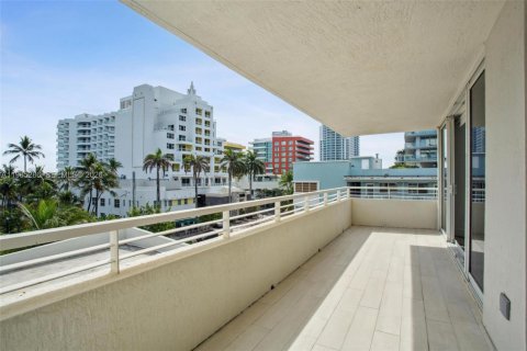 Condo in Miami Beach, Florida, 2 bedrooms  № 2052995 - photo 10