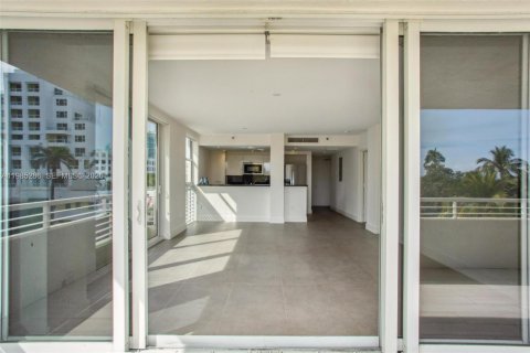 Condo in Miami Beach, Florida, 2 bedrooms  № 2052995 - photo 12