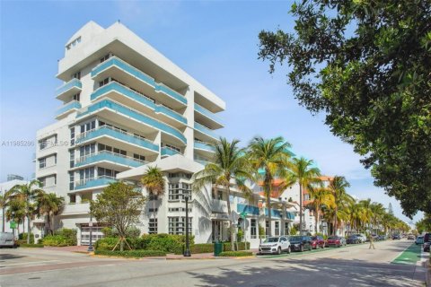 Condo in Miami Beach, Florida, 2 bedrooms  № 2052995