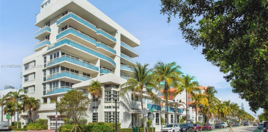 Condo in Miami Beach, Florida, 2 bedrooms  № 2052995