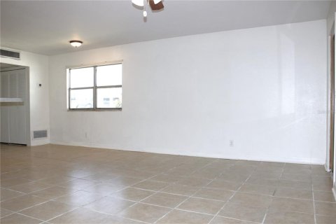 Condo in Sun City Center, Florida, 1 bedroom № 2229084 - photo 4