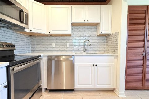 Condo in Sun City Center, Florida, 1 bedroom № 2229084 - photo 15