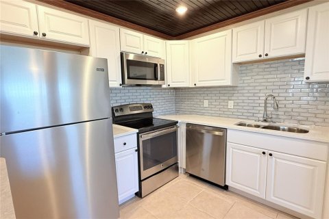 Condo in Sun City Center, Florida, 1 bedroom № 2229084 - photo 16