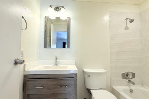 Condo in Sun City Center, Florida, 1 bedroom № 2229084 - photo 25