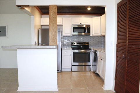 Condo in Sun City Center, Florida, 1 bedroom № 2229084 - photo 11